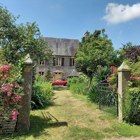 Bed and Breakfast Le Petit Manoir Isigny-le-Buat Exterior foto