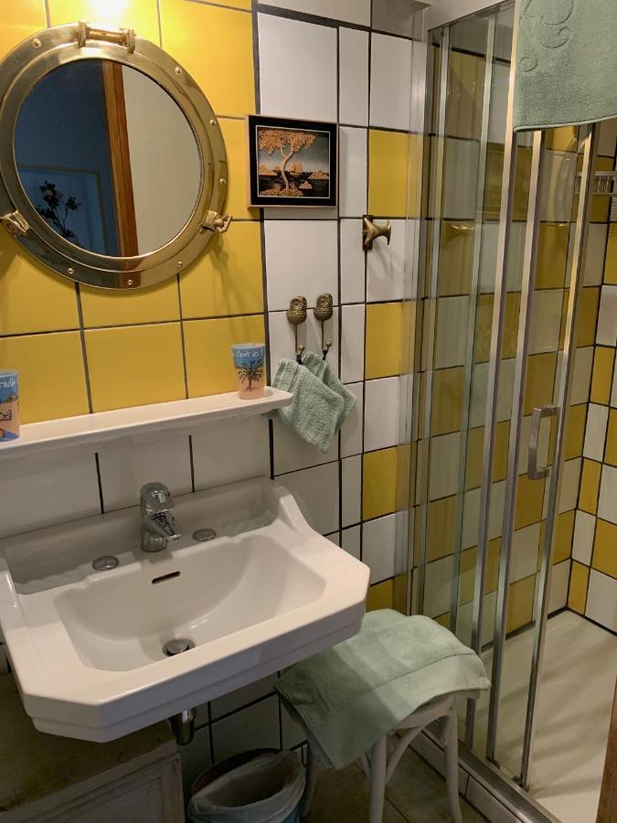 Bed and Breakfast Le Petit Manoir Isigny-le-Buat Exterior foto
