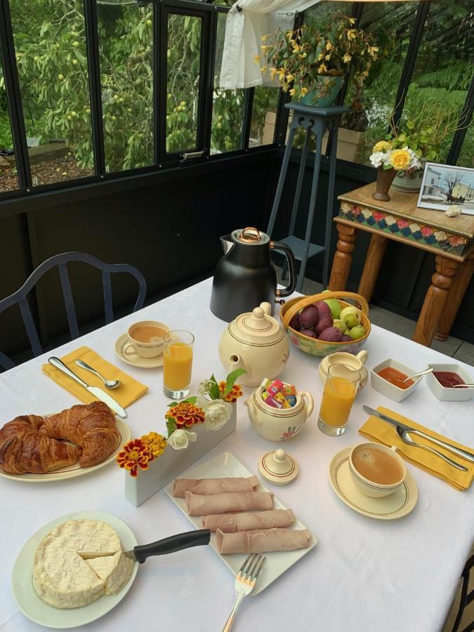 Bed and Breakfast Le Petit Manoir Isigny-le-Buat Exterior foto
