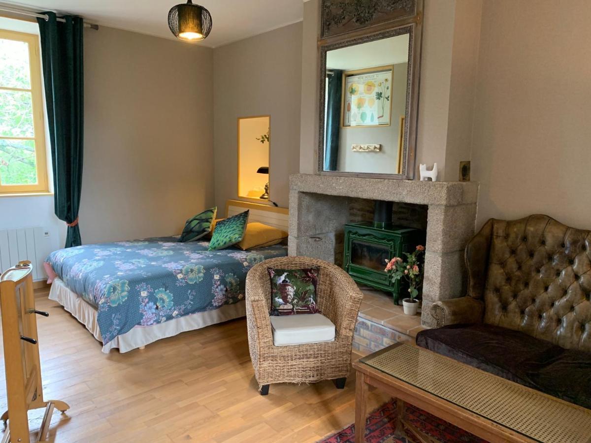 Bed and Breakfast Le Petit Manoir Isigny-le-Buat Exterior foto