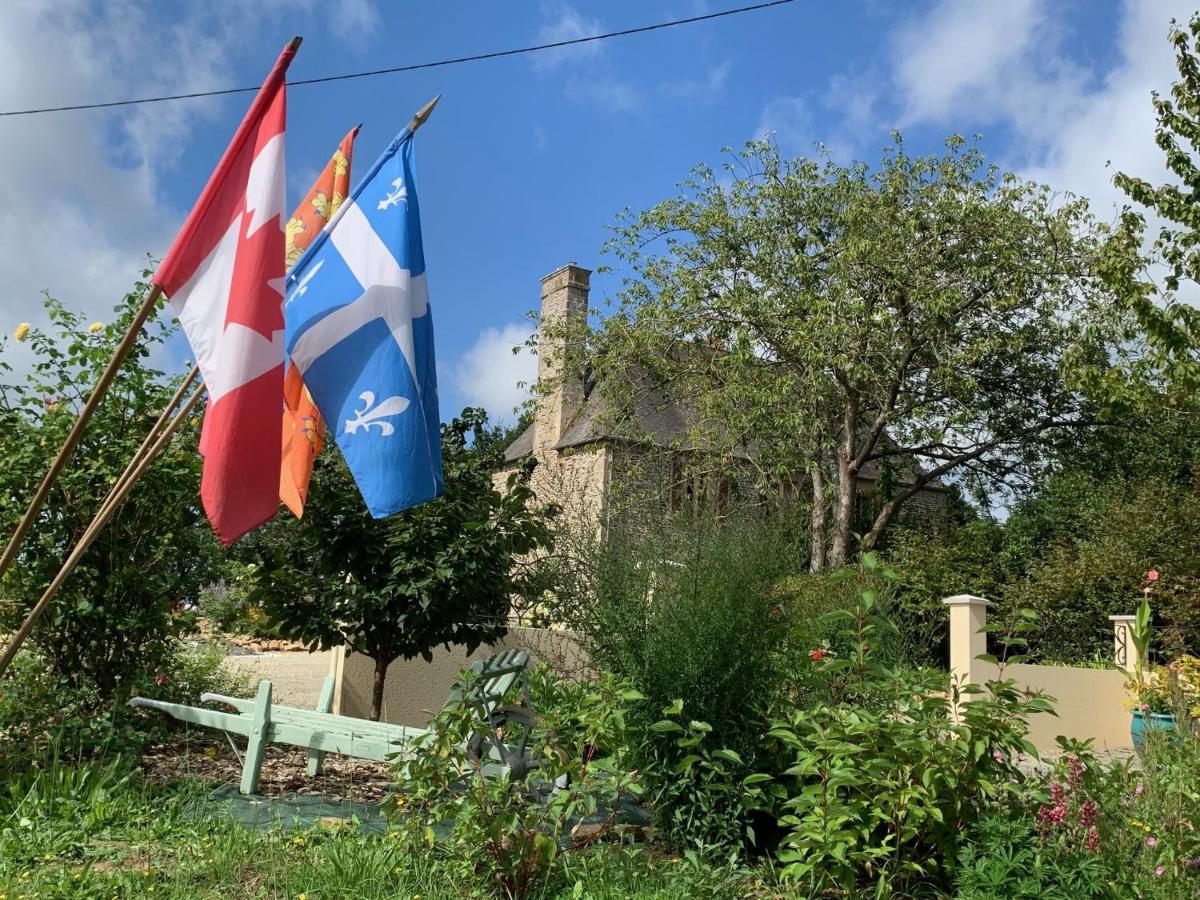 Bed and Breakfast Le Petit Manoir Isigny-le-Buat Exterior foto