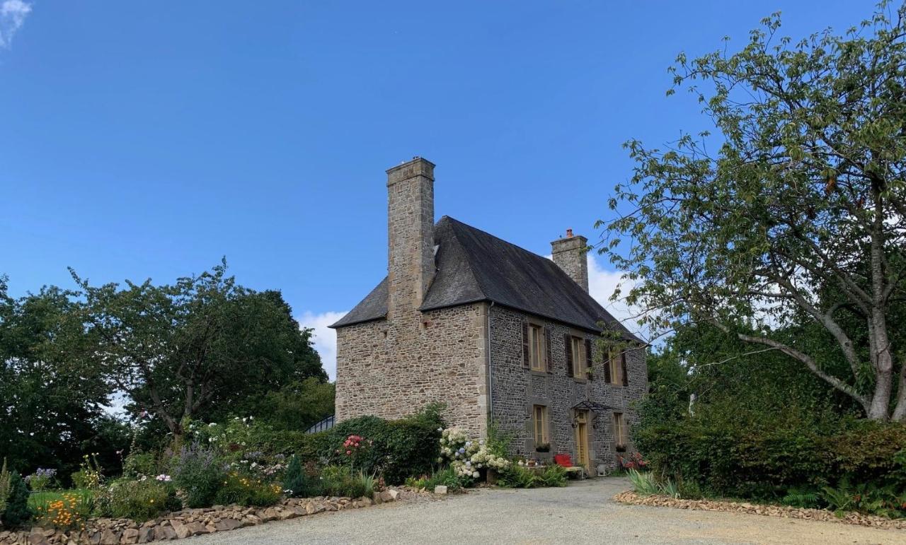 Bed and Breakfast Le Petit Manoir Isigny-le-Buat Exterior foto