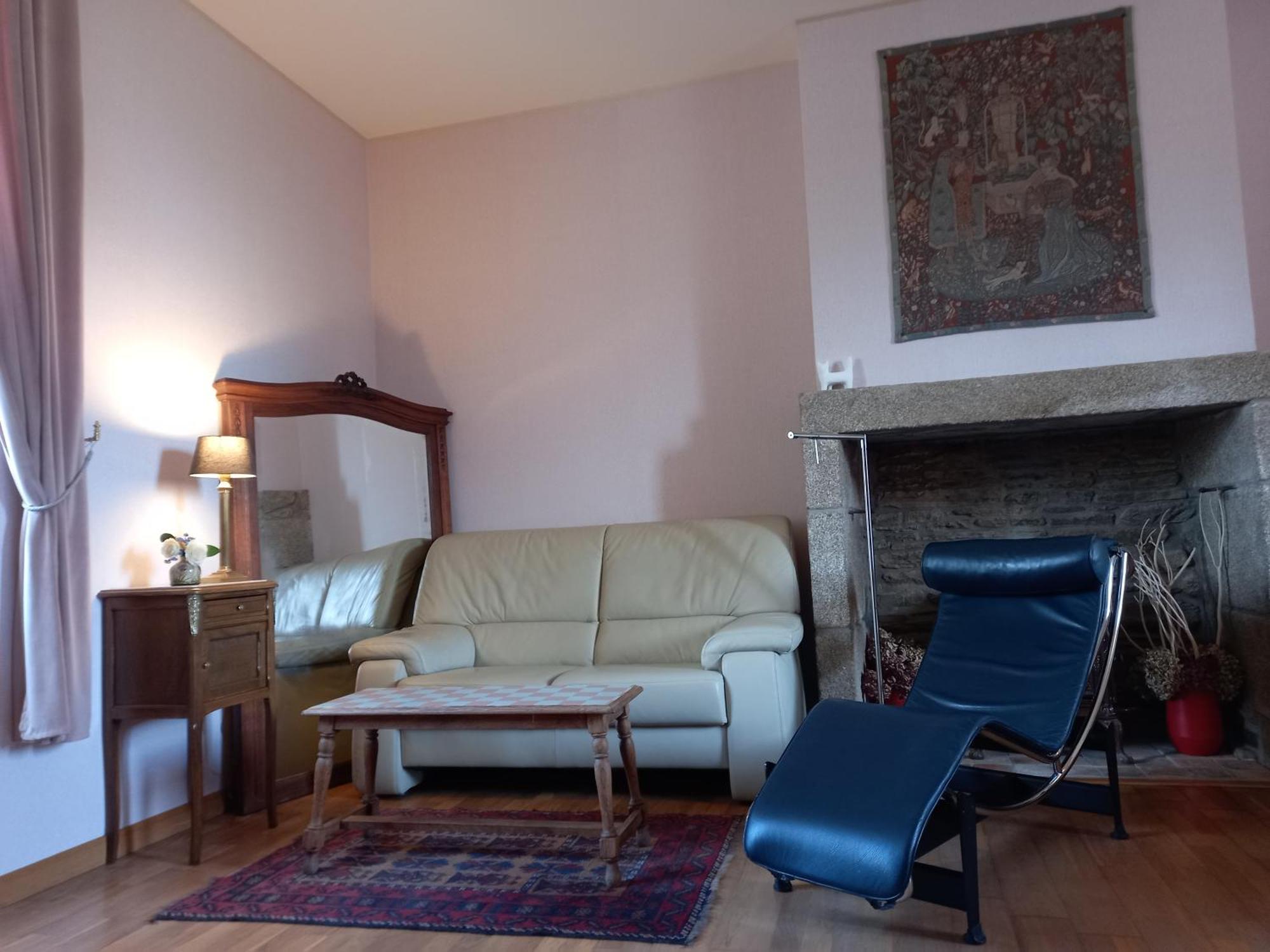 Bed and Breakfast Le Petit Manoir Isigny-le-Buat Exterior foto
