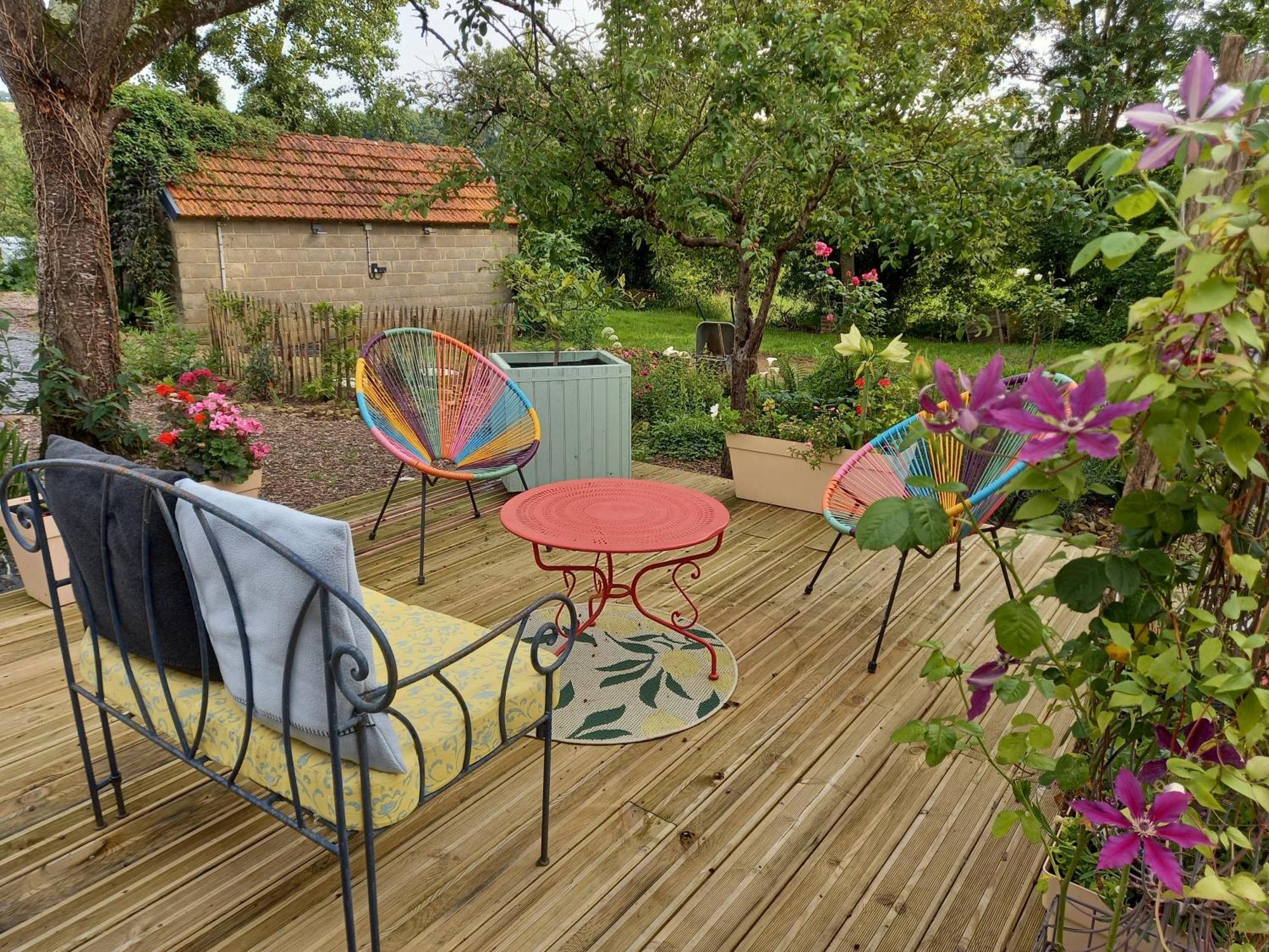 Bed and Breakfast Le Petit Manoir Isigny-le-Buat Exterior foto