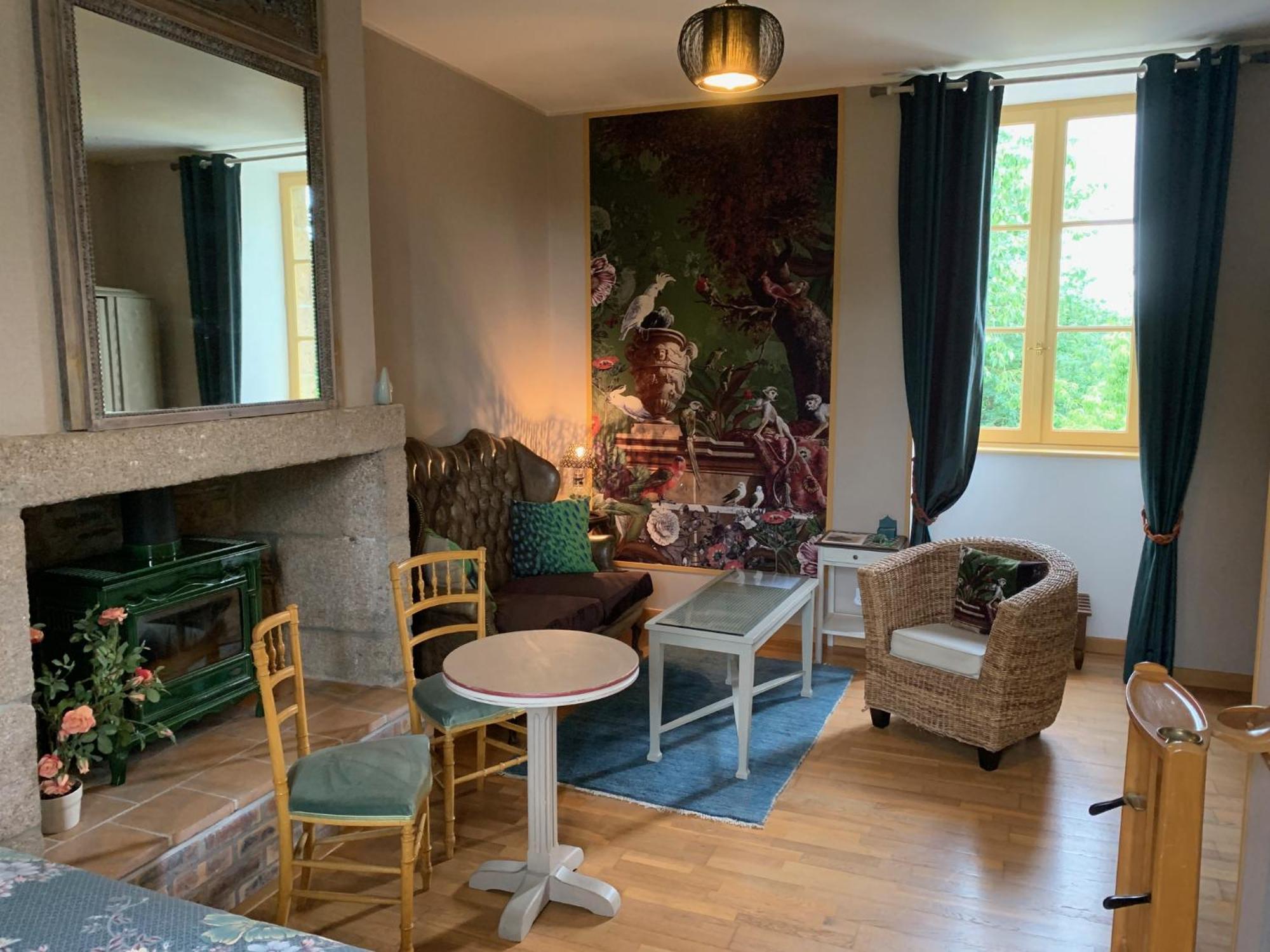 Bed and Breakfast Le Petit Manoir Isigny-le-Buat Exterior foto